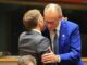 Frankreichs Präsident Emmanuel Macron (links) begrüßt Bundeskanzler Friedrich Merz am 15. Oktober 2026 im EU-Hauptquartier in Brüssel. (Foto: Ludovic MARIN / AFP)
