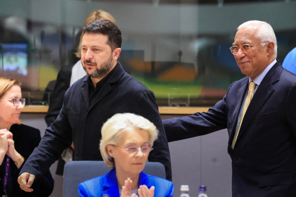 Der ukrainische Präsident Wolodymyr Selenskyj (links) und der Präsident des Europäischen Rates, Antonio Costa (rechts), gehen an der Präsidentin der Europäischen Kommission, Ursula von der Leyen, vorbei, am 16. Oktober 2026 im EU-Hauptquartier in Brüssel eintreffen. (Foto: Ludovic MARIN / AFP)