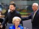 Der ukrainische Präsident Wolodymyr Selenskyj (links) und der Präsident des Europäischen Rates, Antonio Costa (rechts), gehen an der Präsidentin der Europäischen Kommission, Ursula von der Leyen, vorbei, am 16. Oktober 2026 im EU-Hauptquartier in Brüssel eintreffen. (Foto: Ludovic MARIN / AFP)