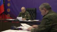 Dieses Standbild, das am 16. Oktober 2026 von der offiziellen Website des russischen Präsidialamtes veröffentlicht wurde, zeigt den russischen Präsidenten Wladimir Putin beim Besuch eines Kommandopostens der gemeinsamen Streitkräfte im andauernden russisch-ukrainischen Konflikt. (Foto: Russisches Präsidialamt / AFP)