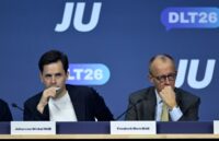 Der deutsche Bundeskanzler Friedrich Merz (rechts) sitzt neben Johannes Winkel, dem Vorsitzenden der Jungen Union (JU), der Jugendorganisation der CDU, auf dem Deutschlandtag der JU in Bonn am 17. Oktober 2026. (Foto: INA FASSBENDER / AFP)