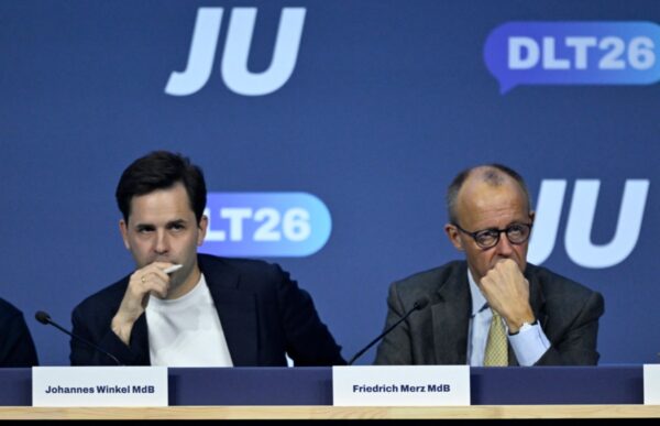 Der deutsche Bundeskanzler Friedrich Merz (rechts) sitzt neben Johannes Winkel, dem Vorsitzenden der Jungen Union (JU), der Jugendorganisation der CDU, auf dem Deutschlandtag der JU in Bonn am 17. Oktober 2026. (Foto: INA FASSBENDER / AFP)