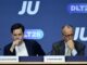Der deutsche Bundeskanzler Friedrich Merz (rechts) sitzt neben Johannes Winkel, dem Vorsitzenden der Jungen Union (JU), der Jugendorganisation der CDU, auf dem Deutschlandtag der JU in Bonn am 17. Oktober 2026. (Foto: INA FASSBENDER / AFP)