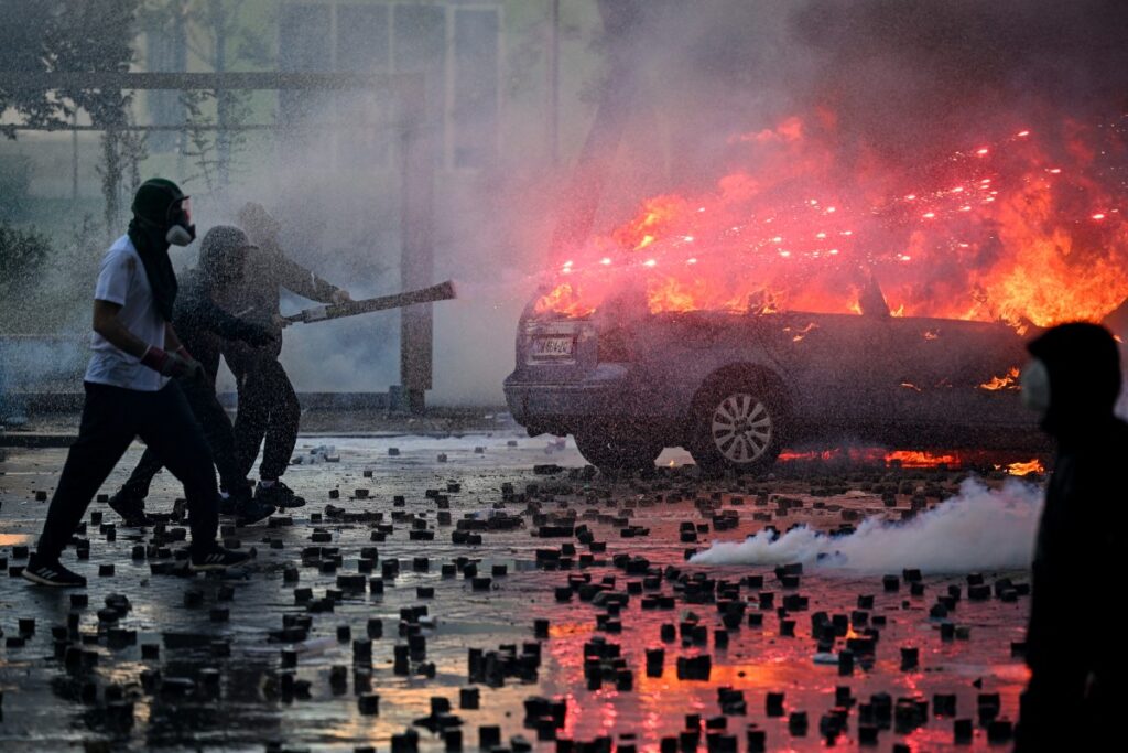 Demonstranten werfen am 17. Oktober 2026 in der Innenstadt von Tirana Feuerwerkskörper auf Bereitschaftspolizisten. (Foto: Armend Nimani / AFP)