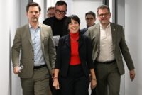(V. l. n. r.) Steffen Krach, Co-Vorsitzender der Berliner SPD, Elif Eralp, Fraktionsvorsitzende der Linken im Berliner Abgeordnetenhaus, und Werner Graf von den Grünen treffen am 17. Oktober 2026 zu einer Pressekonferenz ein, nachdem sie sich auf Sondierungsgespräche zur Regierungsbildung nach der Berliner Wahl geeinigt hatten. (Foto: RALF HIRSCHBERGER / AFP)