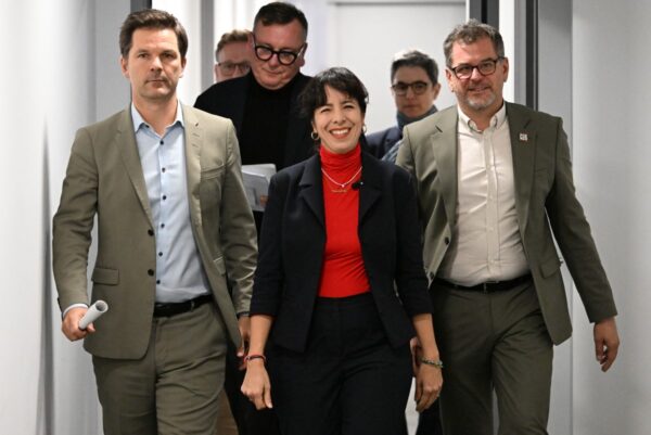 (V. l. n. r.) Steffen Krach, Co-Vorsitzender der Berliner SPD, Elif Eralp, Fraktionsvorsitzende der Linken im Berliner Abgeordnetenhaus, und Werner Graf von den Grünen treffen am 17. Oktober 2026 zu einer Pressekonferenz ein, nachdem sie sich auf Sondierungsgespräche zur Regierungsbildung nach der Berliner Wahl geeinigt hatten. (Foto: RALF HIRSCHBERGER / AFP)