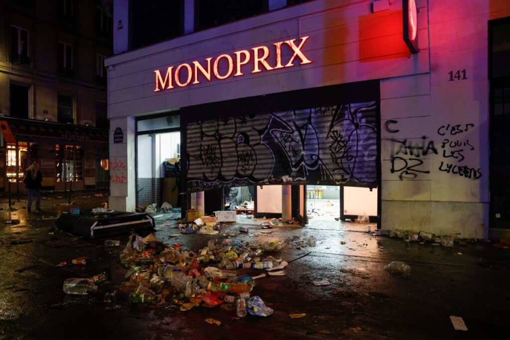 An der Wand eines beschädigten Monoprix-Supermarkts in Paris war am 17. Oktober 2026 während einer Demonstration gegen die hohen Lebenshaltungskosten ein Graffiti mit der Aufschrift „Für die Schüler“ zu sehen. (Foto: GEOFFROY VAN DER HASSELT / AFP)