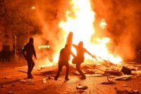 Demonstranten schüren am 17. Oktober 2026 auf dem Boulevard Haussmann in Paris ein Feuer mit Materialien. (Foto: Guillaume Saligot / AFP)