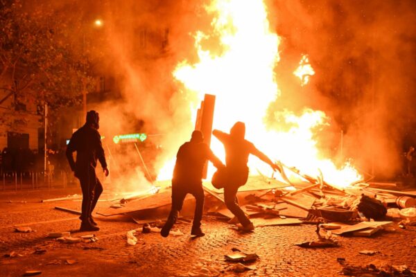 Demonstranten schüren am 17. Oktober 2026 auf dem Boulevard Haussmann in Paris ein Feuer mit Materialien. (Foto: Guillaume Saligot / AFP)