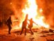 Demonstranten schüren am 17. Oktober 2026 auf dem Boulevard Haussmann in Paris ein Feuer mit Materialien. (Foto: Guillaume Saligot / AFP)