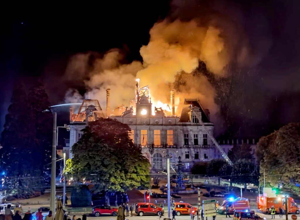 Dieses von UGC bereitgestellte Bild zeigt ein brennendes Rathaus in Limoges (Zentralfrankreich) am 17. Oktober 2026, nachdem eine Gruppe von Demonstranten im Rahmen eines landesweiten Mobilisierungsaufrufs gegen die hohen Lebenshaltungskosten gewaltsam in das Gebäude eingedrungen war. (Foto: Melaine PAYZAL / UGC / AFP)