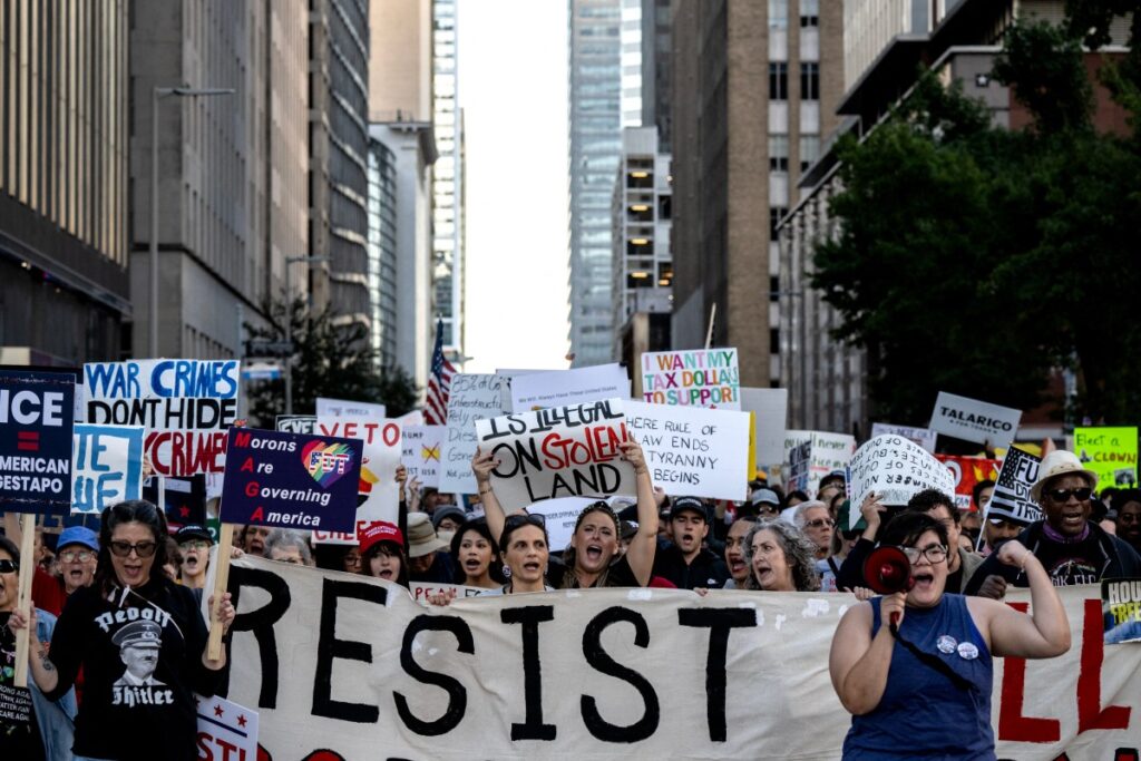 Am 17. Oktober 2026 demonstrierten Menschen in Houston, Texas, unter dem Motto „Keine Könige: Früh wählen“. (Foto: RONALDO SCHEMIDT / AFP)