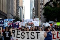 Am 17. Oktober 2026 demonstrierten Menschen in Houston, Texas, unter dem Motto „Keine Könige: Früh wählen“. (Foto: RONALDO SCHEMIDT / AFP)