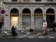 Ein Polizist fotografiert am 18. Oktober 2026 in Lyon (Mittelostfrankreich) die zerbrochene Schaufensterscheibe eines Louis-Vuitton-Geschäfts. (Foto: JEFF PACHOUD / AFP)