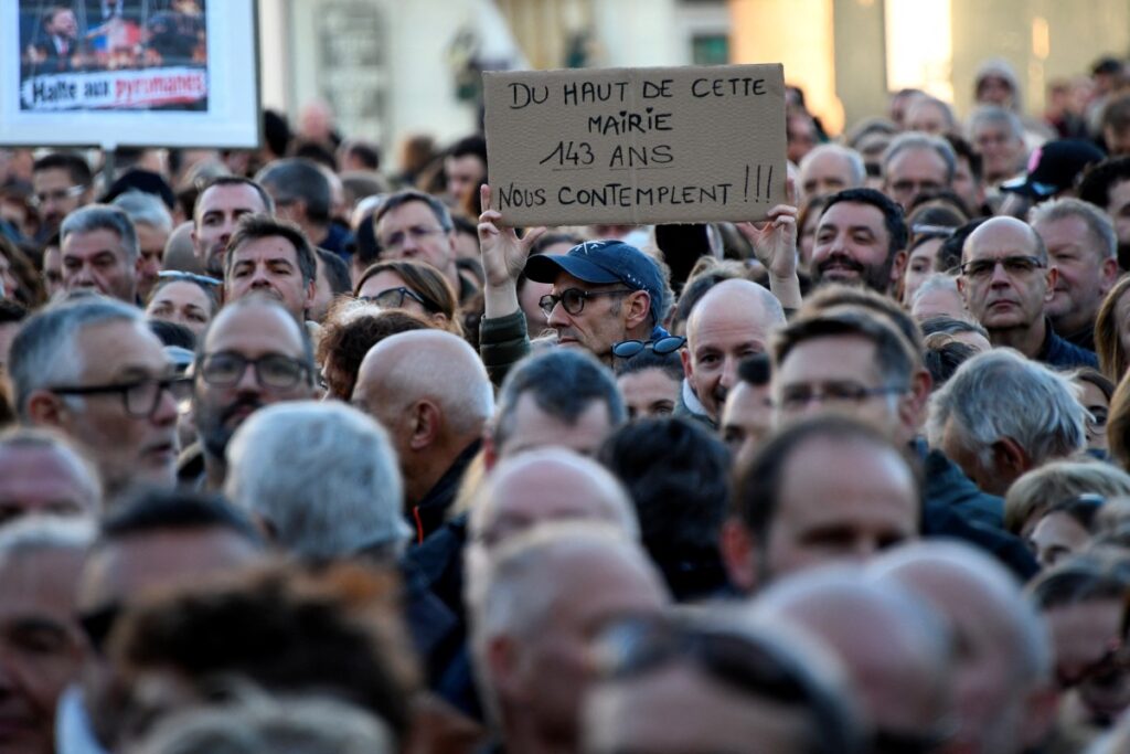 Kundgebung am 18. Oktober 2026, einen Tag nach dem Brand des Rathauses in Limoges. (Foto: PASCAL LACHENAUD / AFP)