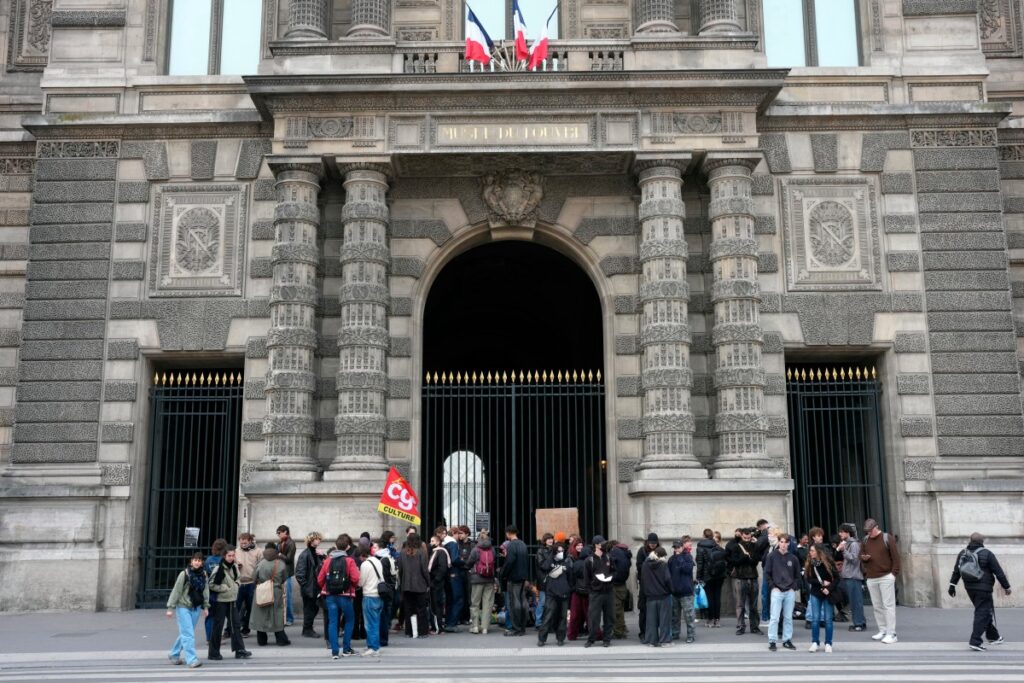 Protestierende, darunter Schüler der École du Louvre, blockierten am 19. Oktober 2026 einen Eingang des Louvre in Paris, um ihre Unterstützung für die Schülerbewegung auszudrücken und die Polizeirepression anzuprangern. (Foto: Dimitar Dilkoff / AFP)