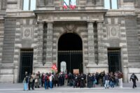 Protestierende, darunter Schüler der École du Louvre, blockierten am 19. Oktober 2026 einen Eingang des Louvre in Paris, um ihre Unterstützung für die Schülerbewegung auszudrücken und die Polizeirepression anzuprangern. (Foto: Dimitar Dilkoff / AFP)