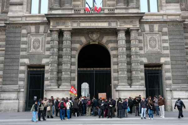 Protestierende, darunter Schüler der École du Louvre, blockierten am 19. Oktober 2026 einen Eingang des Louvre in Paris, um ihre Unterstützung für die Schülerbewegung auszudrücken und die Polizeirepression anzuprangern. (Foto: Dimitar Dilkoff / AFP)