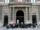 Protestierende, darunter Schüler der École du Louvre, blockierten am 19. Oktober 2026 einen Eingang des Louvre in Paris, um ihre Unterstützung für die Schülerbewegung auszudrücken und die Polizeirepression anzuprangern. (Foto: Dimitar Dilkoff / AFP)