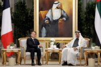 Der Präsident der Vereinigten Arabischen Emirate, Scheich Mohammed bin Zayed Al-Nahyan (rechts), empfängt den französischen Präsidenten Emmanuel Macron (links) am 19. Oktober 2026 im Präsidentenpalast Qasr al-Watan in Abu Dhabi. (Foto: Benoit Tessier / POOL / AFP)