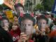 Anhänger des brasilianischen Präsidenten und Präsidentschaftskandidaten Luiz Inácio Lula da Silva hielten am 19. Oktober 2026 vor dem Hauptsitz von Meta in São Paulo Masken mit dem Konterfei von Meta-Chef Mark Zuckerberg und roten Hörnern hoch. (Foto: NELSON ALMEIDA / AFP)