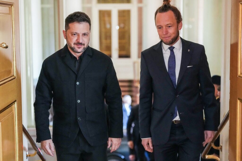 Der ukrainische Präsident Wolodymyr Selenskyj (links) trifft am 20. Oktober 2026 im Königlichen Schloss in Oslo ein, um den norwegischen König (nicht im Bild) zu treffen. (Foto: Ole Berg-Rusten / NTB / AFP)