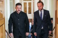 Der ukrainische Präsident Wolodymyr Selenskyj (links) trifft am 20. Oktober 2026 im Königlichen Schloss in Oslo ein, um den norwegischen König (nicht im Bild) zu treffen. (Foto: Ole Berg-Rusten / NTB / AFP)