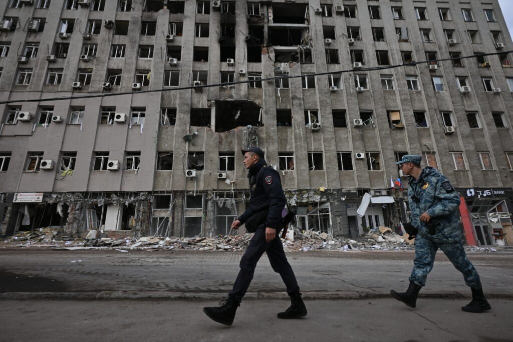 Ein Foto zeigt die Folgen eines nächtlichen Angriffs im Zentrum von Donezk in der russisch kontrollierten Ukraine. Lokale, von Russland eingesetzte Beamte bezeichneten den Angriff am 20. Oktober 2026 als ukrainischen Drohnenangriff. (Foto: AFP)