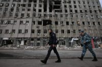 Ein Foto zeigt die Folgen eines nächtlichen Angriffs im Zentrum von Donezk in der russisch kontrollierten Ukraine. Lokale, von Russland eingesetzte Beamte bezeichneten den Angriff am 20. Oktober 2026 als ukrainischen Drohnenangriff. (Foto: AFP)