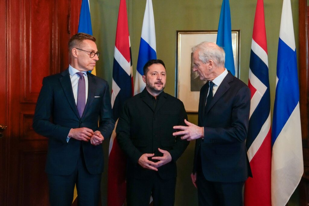 Der ukrainische Präsident Wolodymyr Selenskyj (Mitte) spricht am 20. Oktober 2026 in Oslo mit dem norwegischen Ministerpräsidenten Jonas Gahr Store (rechts) und dem finnischen Präsidenten Alexander Stubb (links). Selenskyj wird in Norwegen Gespräche mit hochrangigen US-Gesandten führen, nachdem er den USA vorgeworfen hat, die Lieferung von Abfangraketen an sein vom Krieg zerrüttetes Land absichtlich zu verzögern. Ministerpräsident Jonas Gahr Store erklärte, Oslo werde die Gespräche zwischen Selenskyj und den US-Gesandten Steve Witkoff und Jared Kushner – letzterer per Videoschalte zugeschaltet – sowie dem finnischen Präsidenten Alexander Stubb ausrichten, um die diplomatischen Bemühungen in eine konstruktivere Richtung zu lenken. (Foto: Heiko Junge / NTB / AFP)