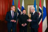Der ukrainische Präsident Wolodymyr Selenskyj (Mitte) spricht am 20. Oktober 2026 in Oslo mit dem norwegischen Ministerpräsidenten Jonas Gahr Store (rechts) und dem finnischen Präsidenten Alexander Stubb (links). Selenskyj wird in Norwegen Gespräche mit hochrangigen US-Gesandten führen, nachdem er den USA vorgeworfen hat, die Lieferung von Abfangraketen an sein vom Krieg zerrüttetes Land absichtlich zu verzögern. Ministerpräsident Jonas Gahr Store erklärte, Oslo werde die Gespräche zwischen Selenskyj und den US-Gesandten Steve Witkoff und Jared Kushner – letzterer per Videoschalte zugeschaltet – sowie dem finnischen Präsidenten Alexander Stubb ausrichten, um die diplomatischen Bemühungen in eine konstruktivere Richtung zu lenken. (Foto: Heiko Junge / NTB / AFP)