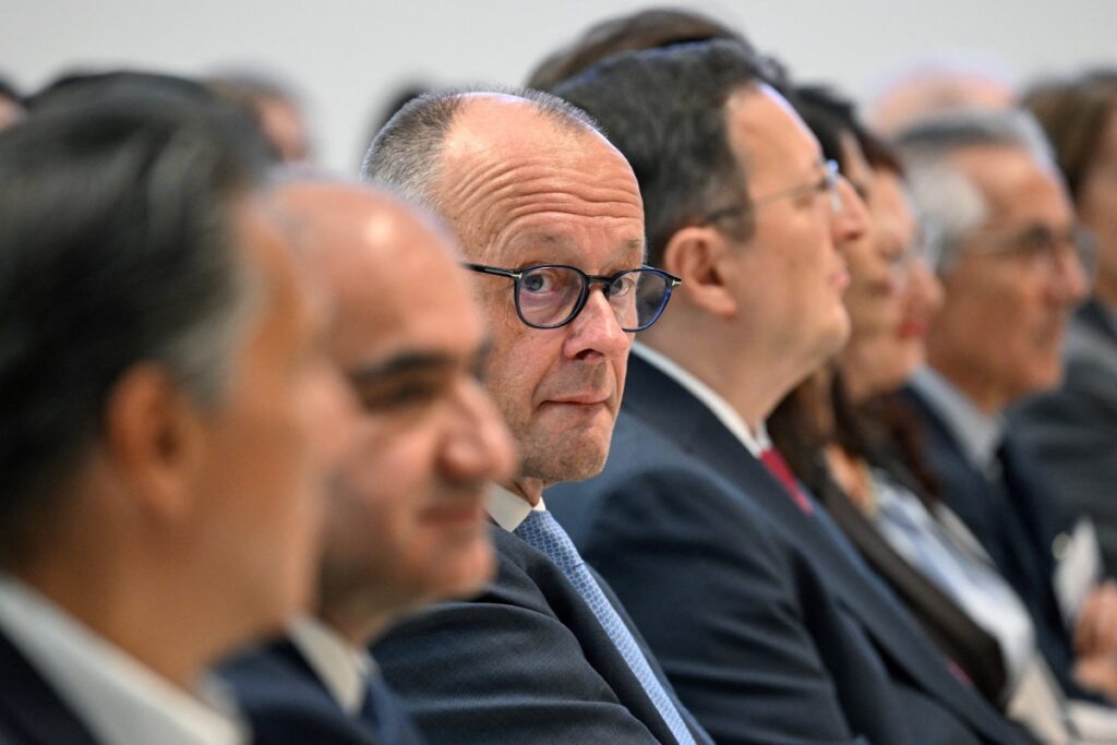 Bundeskanzler Friedrich Merz (Mitte) nimmt am 20. Oktober 2026 in Berlin an einer Veranstaltung zum 65. Jahrestag der Unterzeichnung des deutsch-türkischen Arbeitsabkommens teil. (Foto: RALF HIRSCHBERGER / AFP)