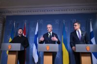 Der ukrainische Präsident Wolodymyr Selenskyj, der norwegische Ministerpräsident Jonas Gahr Store und der finnische Präsident Alexander Stubb geben am 20. Oktober 2026 in Oslo nach einem Treffen zur Lage in der Ukraine eine gemeinsame Pressekonferenz. (Foto: Jonathan Nackstrand / AFP)