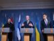 Der ukrainische Präsident Wolodymyr Selenskyj, der norwegische Ministerpräsident Jonas Gahr Store und der finnische Präsident Alexander Stubb geben am 20. Oktober 2026 in Oslo nach einem Treffen zur Lage in der Ukraine eine gemeinsame Pressekonferenz. (Foto: Jonathan Nackstrand / AFP)