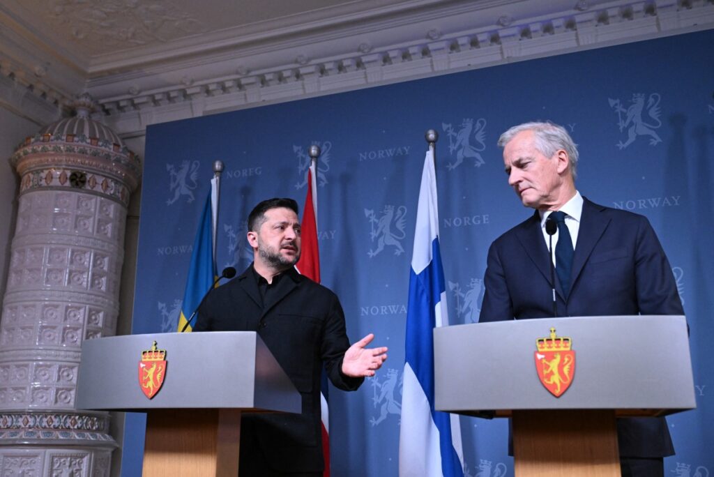 Der ukrainische Präsident Wolodymyr Selenskyj und der norwegische Ministerpräsident Jonas Gahr Store geben am 20. Oktober 2026 in Oslo nach einem Treffen zur Lage in der Ukraine eine gemeinsame Pressekonferenz. (Foto: Jonathan Nackstrand / AFP)