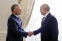 Wladimir Putin (rechts) mit Steve Witkoff (links) vor ihrem Treffen am 21. Oktober 2026 in Sankt Petersburg. (Foto: Gavriil Grigorov / POOL / AFP)