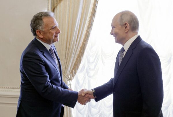 Wladimir Putin (rechts) mit Steve Witkoff (links) vor ihrem Treffen am 21. Oktober 2026 in Sankt Petersburg. (Foto: Gavriil Grigorov / POOL / AFP)
