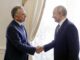 Wladimir Putin (rechts) mit Steve Witkoff (links) vor ihrem Treffen am 21. Oktober 2026 in Sankt Petersburg. (Foto: Gavriil Grigorov / POOL / AFP)