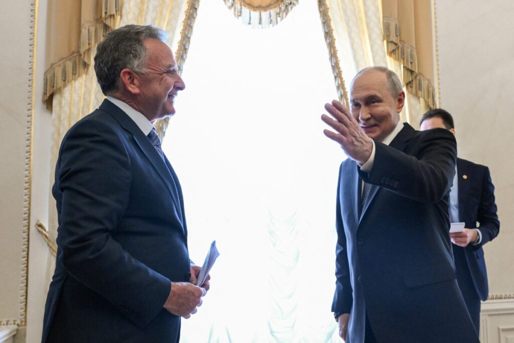 Der russische Präsident Wladimir Putin (rechts) begrüßt den US-Sondergesandten Steve Witkoff (links) vor ihrem Treffen am 21. Oktober 2026 in Sankt Petersburg. (Foto: Kristina Solovyova / POOL / AFP)