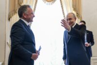 Der russische Präsident Wladimir Putin (rechts) begrüßt den US-Sondergesandten Steve Witkoff (links) vor ihrem Treffen am 21. Oktober 2026 in Sankt Petersburg. (Foto: Kristina Solovyova / POOL / AFP)