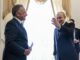 Der russische Präsident Wladimir Putin (rechts) begrüßt den US-Sondergesandten Steve Witkoff (links) vor ihrem Treffen am 21. Oktober 2026 in Sankt Petersburg. (Foto: Kristina Solovyova / POOL / AFP)