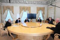 Wladimir Putin (links), der außenpolitische Berater des Kremls, Juri Uschakow (3. v. l.), und der russische Präsidentengesandte Kirill Dmitrijew (rechts) bei einem Treffen mit dem US-Sondergesandten Steve Witkoff (2. v. r.) am 21. Oktober 2026 in Sankt Petersburg. (Foto: Kristina Solovyova / POOL / AFP)