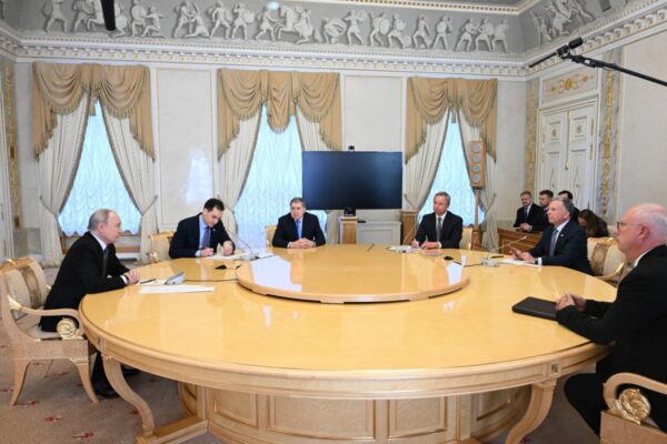 Wladimir Putin (links), der außenpolitische Berater des Kremls, Juri Uschakow (3. v. l.), und der russische Präsidentengesandte Kirill Dmitrijew (rechts) bei einem Treffen mit dem US-Sondergesandten Steve Witkoff (2. v. r.) am 21. Oktober 2026 in Sankt Petersburg. (Foto: Kristina Solovyova / POOL / AFP)