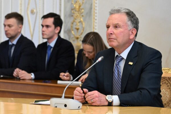 Verhandler des Rückzugs: Steve Witkoff bei einem Treffen mit dem russischen Präsidenten in Sankt Petersburg am 21. Oktober 2026. (Foto: Kristina Solovyova / POOL / AFP)