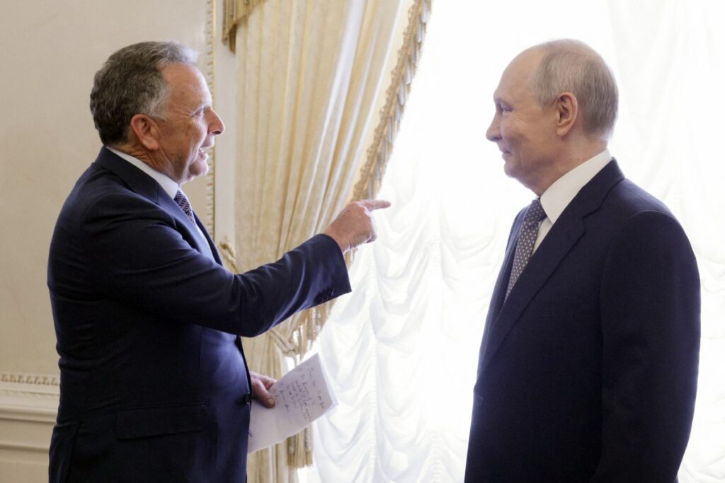 Präsident Wladimir Putin (rechts) spricht mit dem US-Sondergesandten Steve Witkoff (links) während ihres Treffens am 21. Oktober 2026 in Sankt Petersburg. (Foto: Gavriil Grigorov / POOL / AFP) /