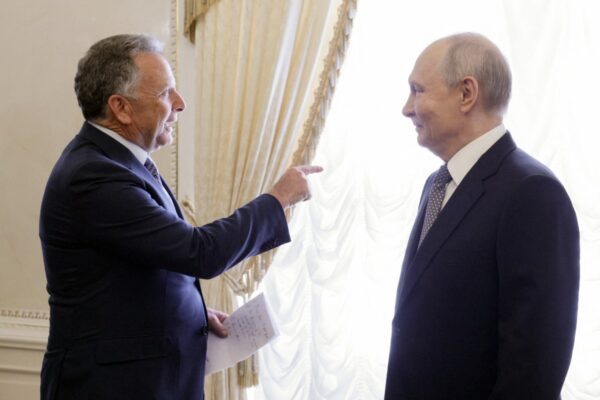Präsident Wladimir Putin (rechts) spricht mit dem US-Sondergesandten Steve Witkoff (links) während ihres Treffens am 21. Oktober 2026 in Sankt Petersburg. (Foto: Gavriil Grigorov / POOL / AFP) /
