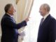 Präsident Wladimir Putin (rechts) spricht mit dem US-Sondergesandten Steve Witkoff (links) während ihres Treffens am 21. Oktober 2026 in Sankt Petersburg. (Foto: Gavriil Grigorov / POOL / AFP) /