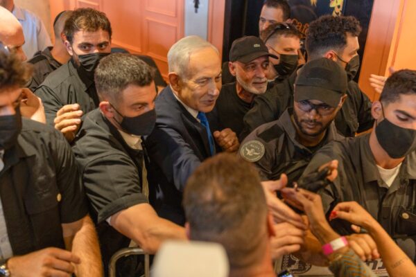 Israels Premierminister Benjamin Netanjahu (Mitte) im Gespräch mit Anhängern während eines Treffens der Likud-Partei, am 21. Oktober 2026 in einem Café in einem Einkaufszentrum in Dimona. (Foto: Ilia YEFIMOVICH / AFP)
