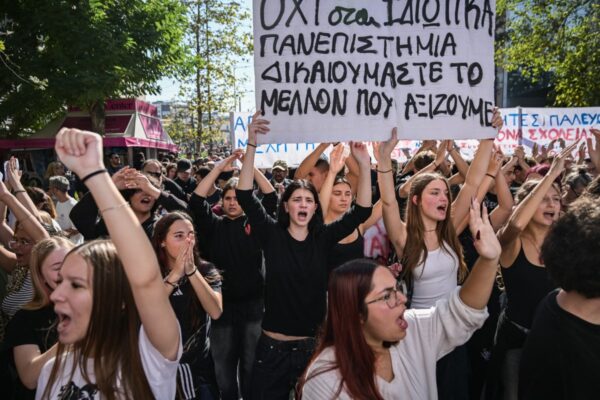 Demonstranten rufen Parolen, während Studenten, Lehrer und Beamte an einer Kundgebung in Athen am 21. Oktober 2026 teilnehmen, um gegen die hohen Lebenshaltungskosten zu protestieren. (Foto: Aris Messinis / AFP)
