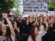Demonstranten rufen Parolen, während Studenten, Lehrer und Beamte an einer Kundgebung in Athen am 21. Oktober 2026 teilnehmen, um gegen die hohen Lebenshaltungskosten zu protestieren. (Foto: Aris Messinis / AFP)